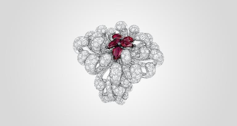 Cygne ring in white gold, diamonds and rubies by Dior Joaillerie 