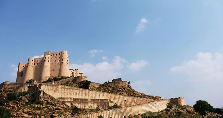 Nestled within a lovingly restored fortress overlooking Bishangarh Village, Jaipur, the Alila Fort Bishangarh