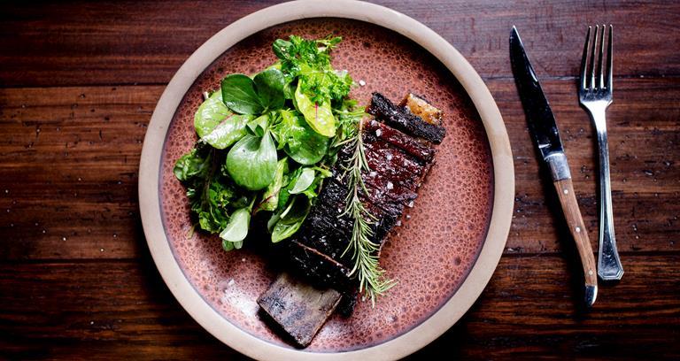 Smoked and grilled beef shortrib, green salad and vinaigrette