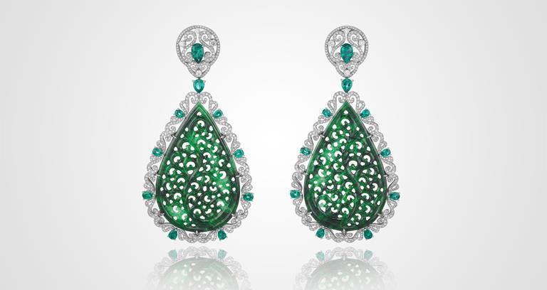 Earrings in 18ct white gold with two carved jadeites, pear-shaped emeralds and diamonds